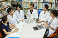開発責任者・落谷孝広先生を囲んで研究者のカンファレンス