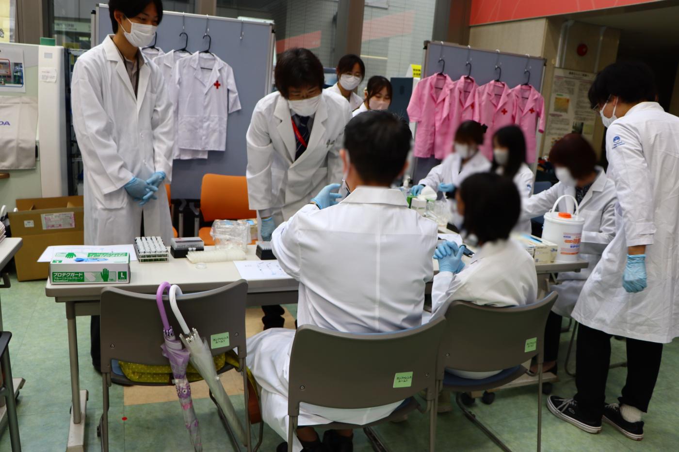 オープンキャンパスでの学生の方や地域の皆さまとの交流画像1枚目